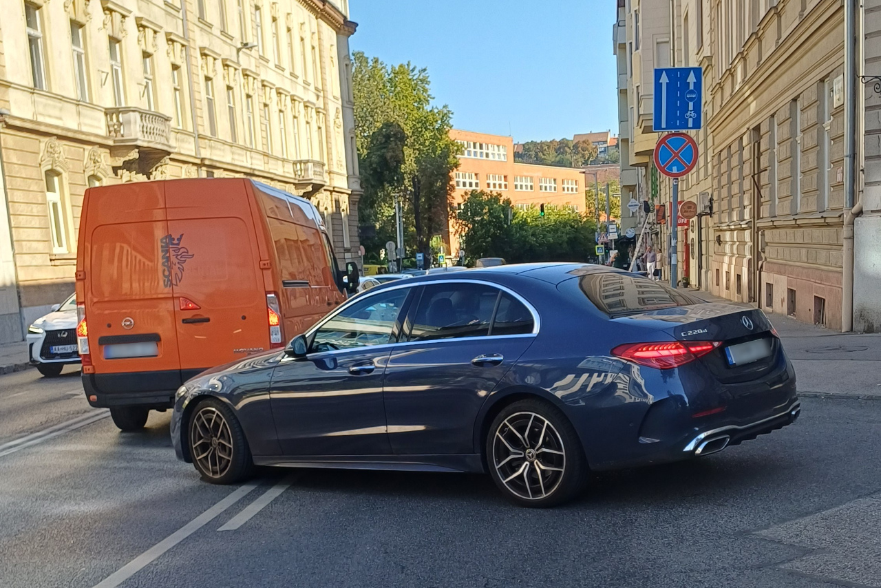 Autó blokkolja a buszsávot