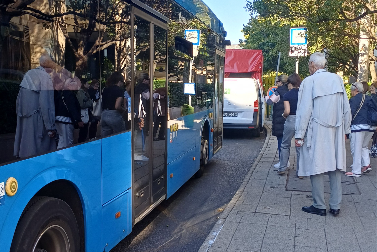 Rakodás buszmegállóban