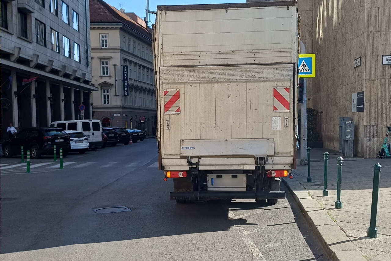 Rakodás zebra előtt